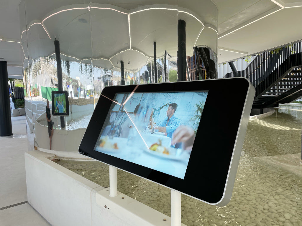 32" WALL-MOUNTED PCAP OUTDOOR TOUCH SCREEN