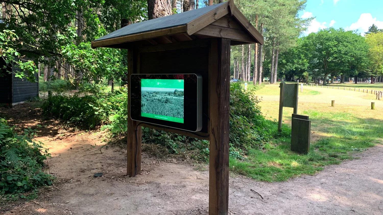 22" WALL-MOUNTED PCAP OUTDOOR TOUCH SCREEN