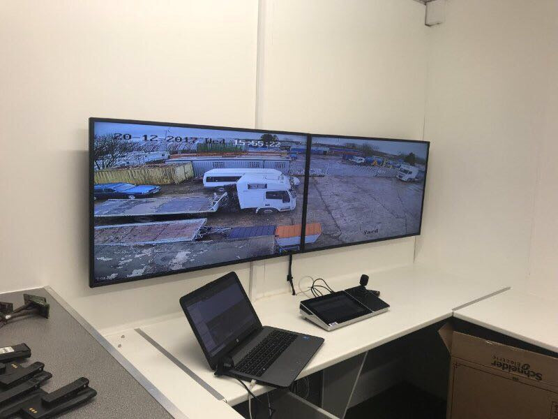 32" PROFESSIONAL MONITOR